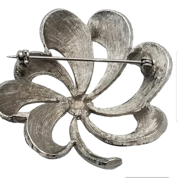 VINTAGE SILVERTONED MID CENTURY MODERN FLOWER DESIGN BROOCH - Picture 2 of 3